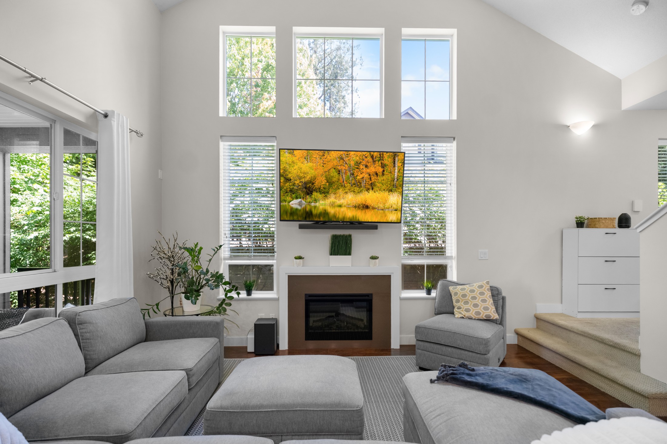         17 foot vaulted ceiling with big windows lots of natural light
